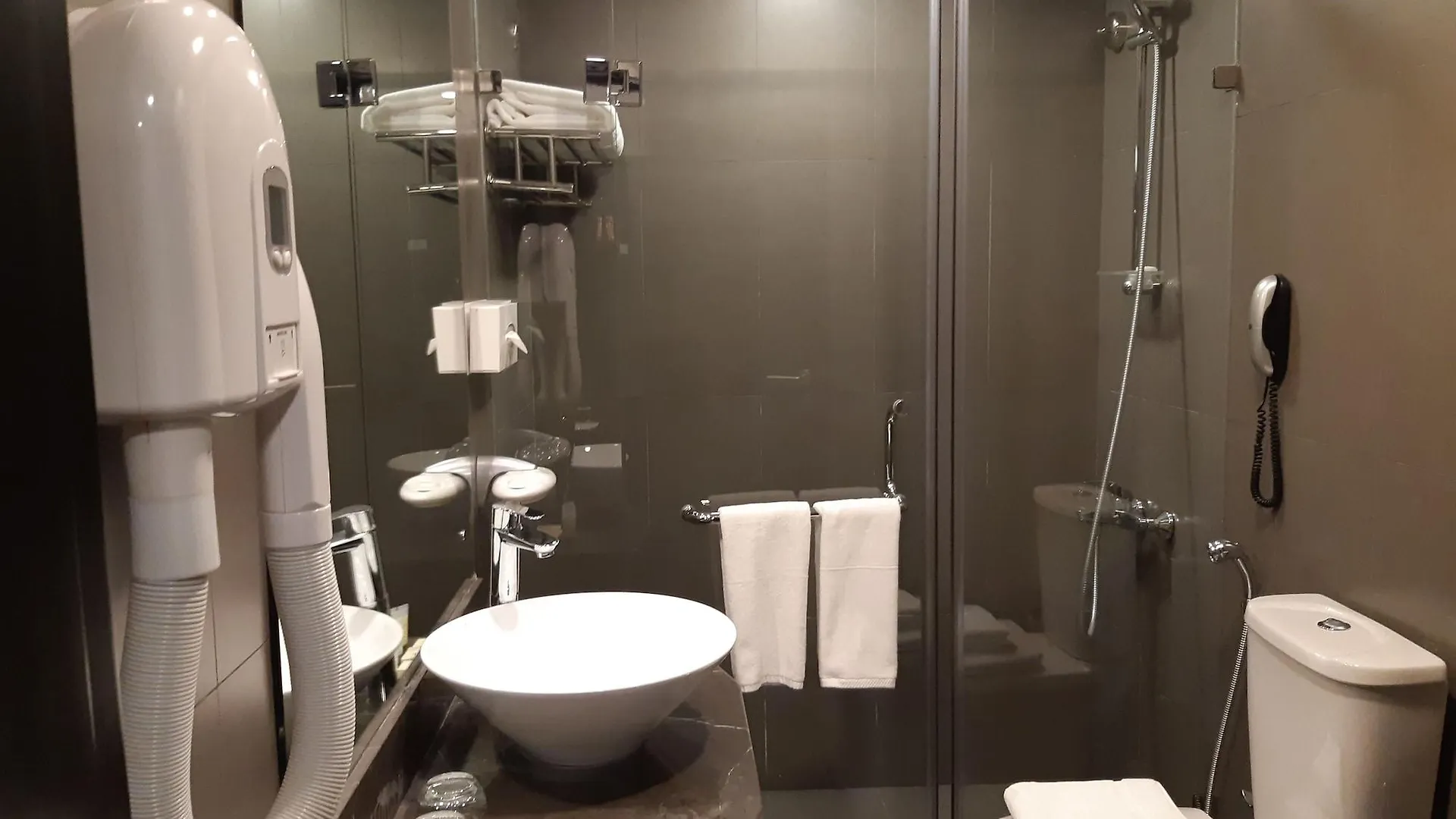 Lotus Grand Hotel Dubaj 4*,